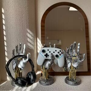1x Cybernetic Robot Hand Statue Decor Video Game Controller Stand - Silver/Gold